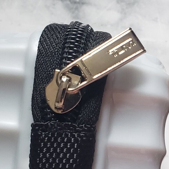 TUMI Delta Hard Shell Silver Luggage Toiletry‎ Travel Kit Case Zip Around Full - Picture 7 of 8